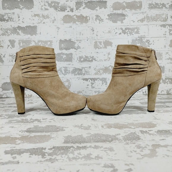 Me Too Lloyd Taupe Tan Pleated Leather Slip On Back Zip Heeled Ankle Boots V273 - Picture 7 of 13